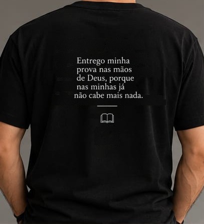 Pessoa de costas vestindo a camiseta Mãos de Deus