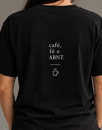 Pessoa de costas vestindo a camiseta Tríade
